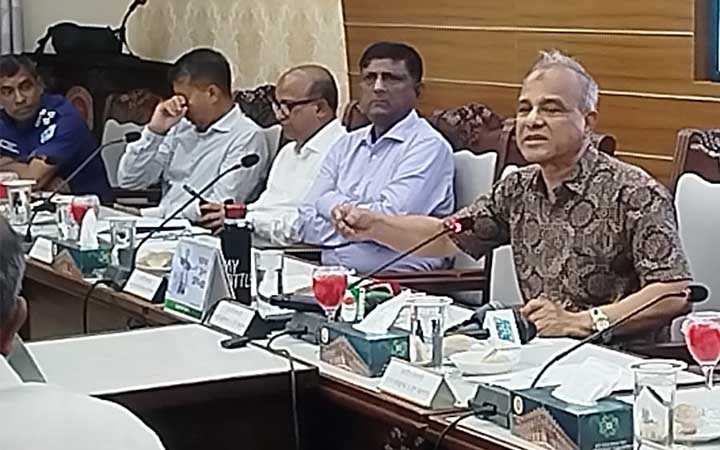 ‘তেল কম মারেন’ সরকারি কর্মকর্তাদের বললেন স্বরাষ্ট্র উপদেষ্টা